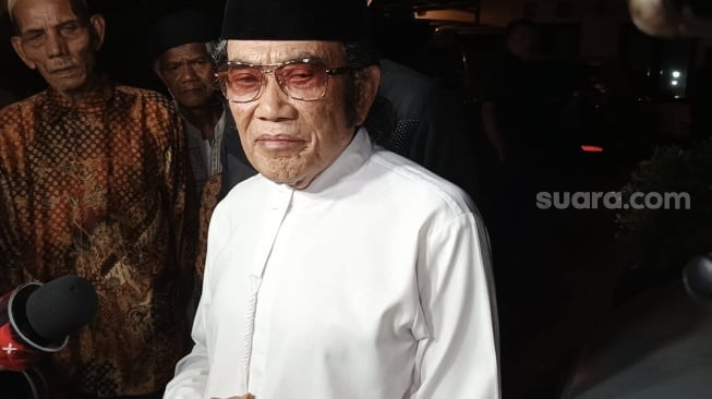 Rhoma Irama saat menghadiri pengajian 7 Hari Marissa Haque di Bintaro, Tangerang Selatan pada Selasa (8/10/2024). [Suara.com/Rena Pangesti]