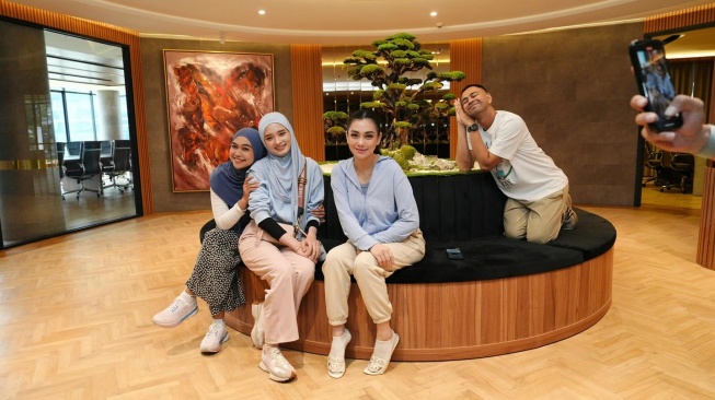 Raffi Ahmad bersama Celine Evangelista, Inara Rusli, dan Ria Ricis (Instagram/raffinagita1717)