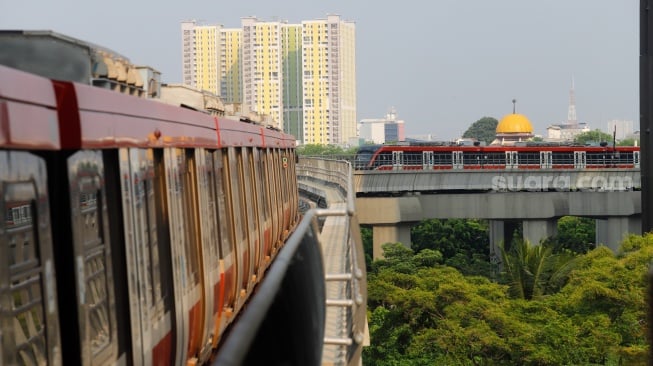 Rangkaian kereta Lintas Raya Terpadu (LRT) Jabodebek tiba di Stasiun Dukuh Atas, Jakarta, Rabu (9/10/2024). [Suara.com/Alfian Winanto]