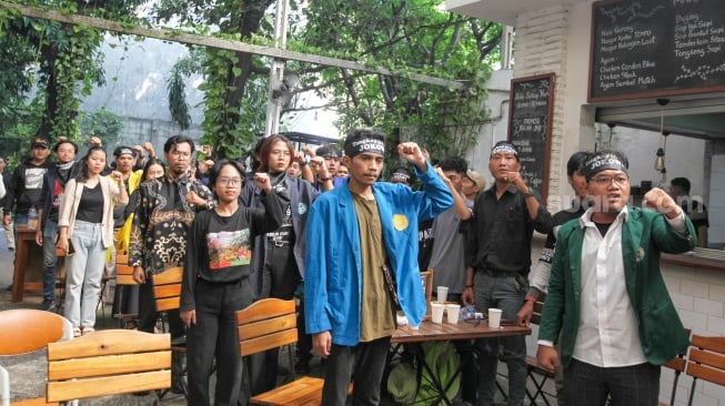 Sejumlah mahasiswa dari perwakilan daerah menggelar konfrensi pers di Komunitas Utan Kayu, Jakarta, Rabu (9/10/2024). [Suara.com/Alfian Winanto]
