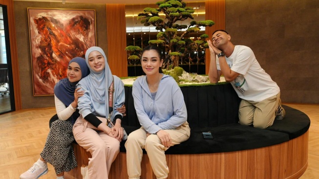 Raffi Ahmad bersama Celine Evangelista, Inara Rusli, dan Ria Ricis (Instagram/raffinagita1717)