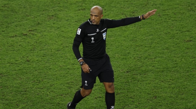 Wasit Oman Ahmed al-Kaf akan pimpin laga Bahrain vs Timnas Indonesia dalam matchday ketiga Grup C putaran ketiga Kualifikasi Piala Dunia 2026 zona Asia pada Kamis (10/10/2024) pukul 23.00 WIB. [Dok. AFP]