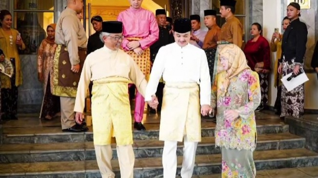  Pangeran Pahang Tengku Muhammad Iskandar Ri'ayatuddin Shah bakal nikahi Tengku Natasya Adnan. [Instagram/@kesultanan.pahang]