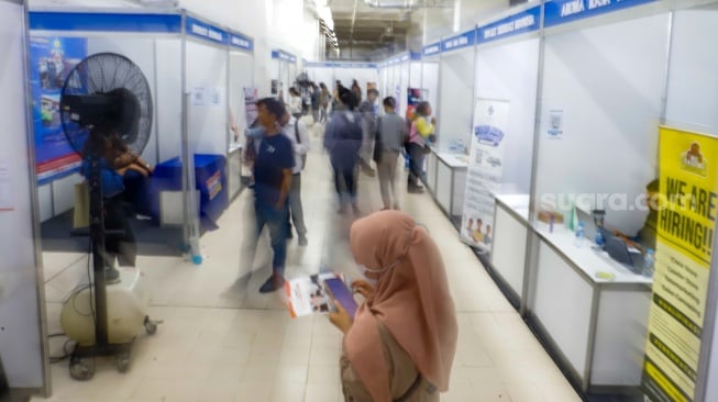 Pencari kerja memadati area gelaran Jakarta Job Fair di Mall Grand ITC Permata Hijau, Jakarta, Rabu (9/10/2024). [Suara.com/Alfian Winanto]