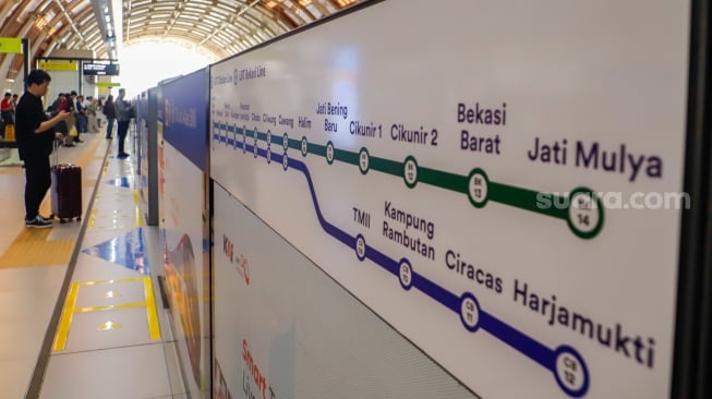 Sejumlah penumpang menunggu rangkaian kereta Lintas Raya Terpadu (LRT) Jabodebek di Stasiun Dukuh Atas, Jakarta, Rabu (9/10/2024). [Suara.com/Alfian Winanto]