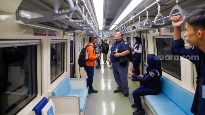 Sejumlah penumpang menaiki rangkaian kereta Lintas Raya Terpadu (LRT) Jabodebek di Stasiun Dukuh Atas, Jakarta, Rabu (9/10/2024). [Suara.com/Alfian Winanto]