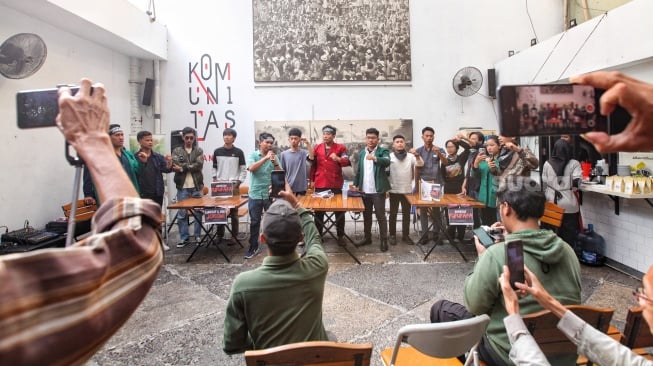 Sejumlah mahasiswa dari perwakilan daerah menggelar konfrensi pers di Komunitas Utan Kayu, Jakarta, Rabu (9/10/2024). [Suara.com/Alfian Winanto]
