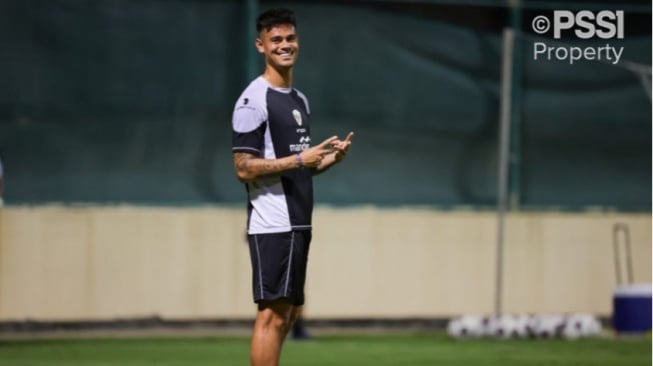 Mees Hilgers dalam sesi latihan bersama Timnas Indonesia di Bahrain. (pssi.org)