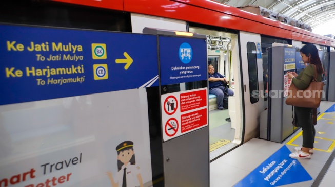 Sejumlah penumpang menaiki rangkaian kereta Lintas Raya Terpadu (LRT) Jabodebek di Stasiun Dukuh Atas, Jakarta, Rabu (9/10/2024). [Suara.com/Alfian Winanto]