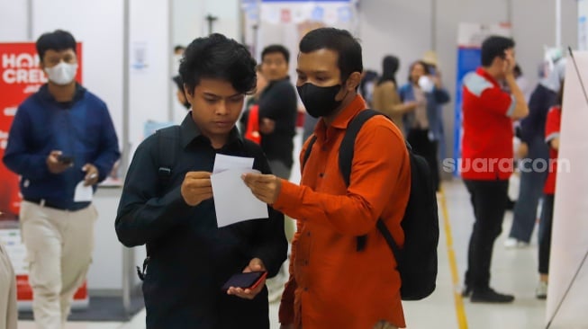 Pencari kerja memadati area gelaran Jakarta Job Fair di Mall Grand ITC Permata Hijau, Jakarta, Rabu (9/10/2024). [Suara.com/Alfian Winanto]