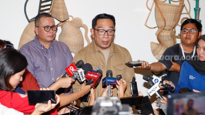 Calon Gubernur Jakarta Ridwan Kamil menemui awak media usai bertemu Sandiaga Uno di pameran Indonesian Contemporary Art and Design ke-14: Unexpected di Hotel Grandkemang, Jakarta, Rabu (9/10/2024). [Suara.com/Alfian Winanto]