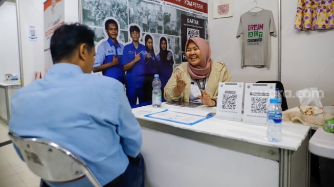 Pencari kerja memadati area gelaran Jakarta Job Fair di Mall Grand ITC Permata Hijau, Jakarta, Rabu (9/10/2024). [Suara.com/Alfian Winanto]