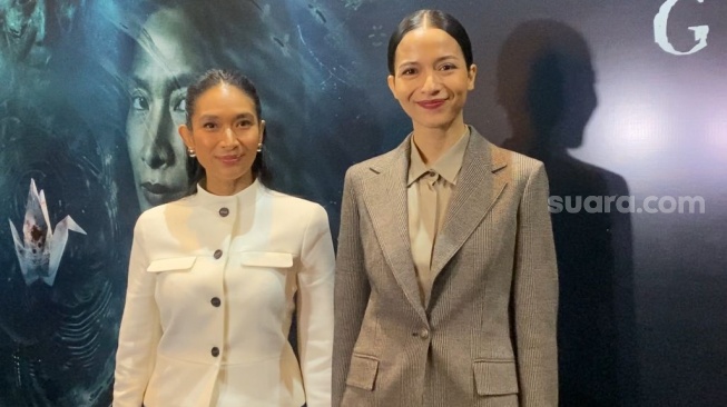 Happy Salma dan Putri Marino dalam konferensi pers film Tebusan Dosa yang digelar di kawasan Kuningan, Jakarta Selatan, Rabu (9/10/2024). [Suara.com/Tiara Rosana]