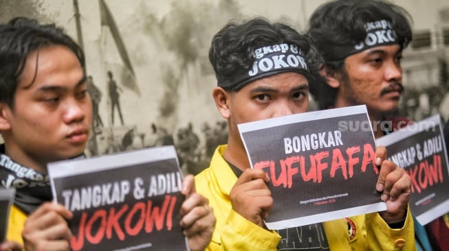 Sejumlah mahasiswa dari perwakilan daerah menggelar konfrensi pers di Komunitas Utan Kayu, Jakarta, Rabu (9/10/2024). [Suara.com/Alfian Winanto]
