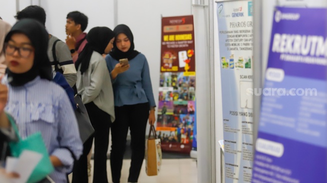 Pencari kerja memadati area gelaran Jakarta Job Fair di Mall Grand ITC Permata Hijau, Jakarta, Rabu (9/10/2024). [Suara.com/Alfian Winanto]