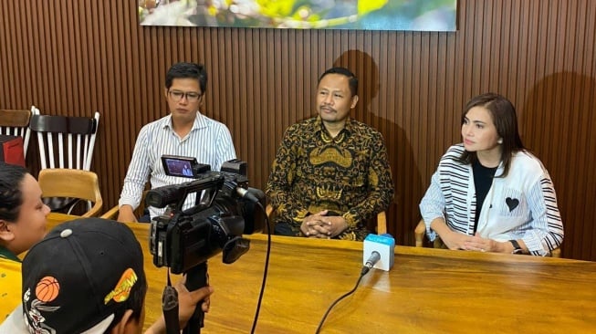  Anggia Novita mantan istri Ferry Irawan bersama tim pengacaranya saat menggelar jumpa pers terkait asus dengan sebuah asuransi dan bank di Jakarta, 7 Oktober 2024. [dokumentasi pribadi]