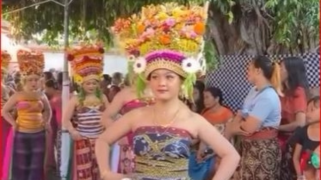 Tari Rejang Lilit: Tarian Bidadari di Pulau Dewata dari Karangasem