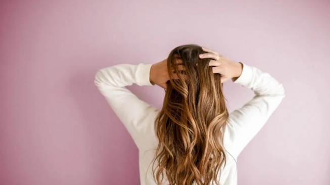 Ikat Rambut Terlalu Kencang Picu Kerontokan hingga Kebotakan? Ini Faktanya
