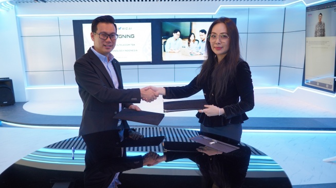 Smartfren for Business dan WIZ.AI menandatangani MoU solusi AI. [Smartfren]