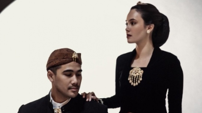 7 Potret Prewedding Anggika Bolsterli dan Omar Armandiego, Elegan dengan Adat Jawa