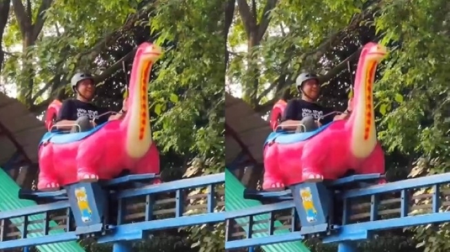 Anies Baswedan naik wahana dinosaurus di Ragunan. (X/@aniesbaswedan)