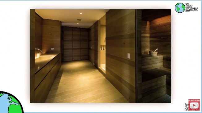 Sauna pribadi di kamar mandi rumah Brian Armstrong yang diduga mantan suami Raline Shah. (YouTube)