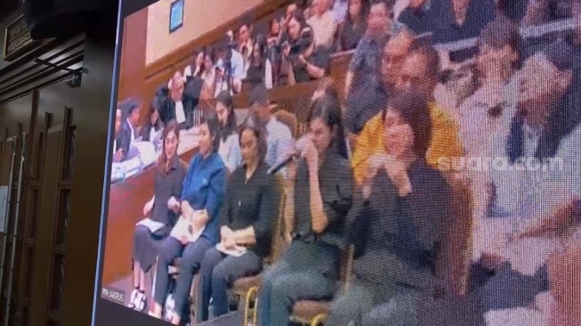 Penampakan Sandra Dewi yang menangis saat dihadirkan sebagai saksi di sidang kasus korupsi timah yang juga menjerat suaminya, Harvey Moeis sebagai terdakwa (Suara.com/Dea)
