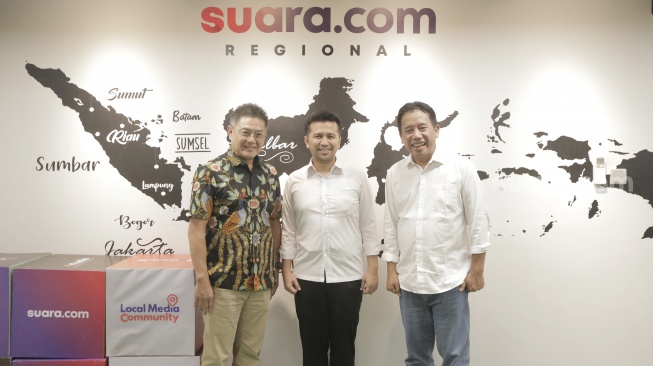 Calon Wakil Gubernur Jawa Timur nomor urut 2, Emil Elestianto Dardak, (tengah) saat foto bersama Pemimpin Redaksi Suara.com dan Komisaris PT Arkadia Digital Media Iwa Sukresno Karunia di kantor Suara.com, Jalan Mega Kuningan, Jakarta Selatan, Kamis (10/10/2024). [Suara.com/Ramadhani Ari Nugroho]