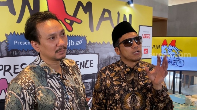 Vincent Rompies dan Desta memperkenalkan acara Bukan Main: Go, Play, Do! yang digelar di kawasan Senayan, Jakarta Pusat, Kamis (10/10/2024). [Tiara Rosana/Suara.com]