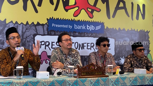 Vincent Rompies dan Desta memperkenalkan acara Bukan Main: Go, Play, Do! yang digelar di kawasan Senayan, Jakarta Pusat, Kamis (10/10/2024). [Tiara Rosana/Suara.com]