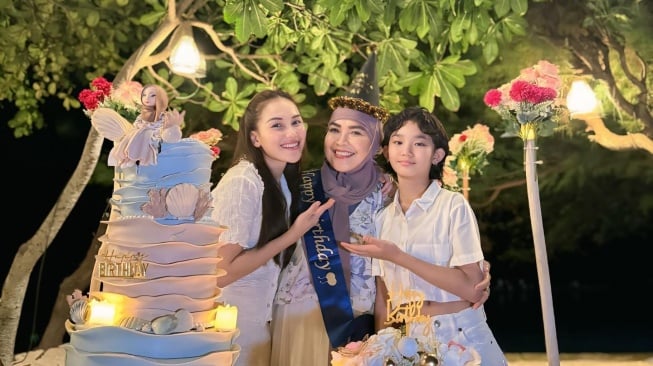 Perayaan ulang tahun Umi Kalsum (Instagram/ayutingting92)