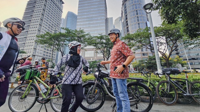 Anies Baswedan ikut komunitas Bike2Work alias bersepeda ke kantor. (X/@aniesbaswedan)