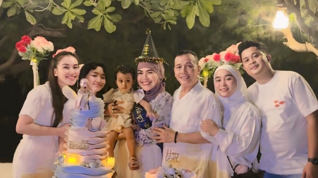 Perayaan ulang tahun Umi Kalsum (Instagram/ayutingting92)