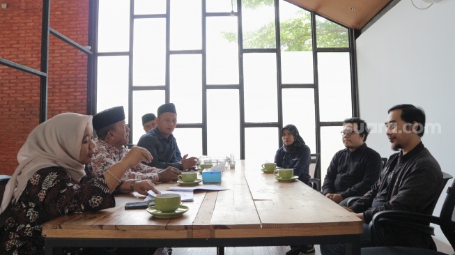 Calon Bupati dan Wakil Bupati Sleman, Kustini Sri Purnomo dan Sukamto memaparkan program prioritas yang akan dibawa dalam memajukan Sleman saat di Kantor Suarajogja di Condongcatur, Depok, Sleman, Kamis (10/10/2024). [Suarajogja.id/Aris]