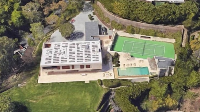 Penampakan kolam renang dan lapangan tenis pribadi di rumah Brian Armstrong yang diduga mantan suami Raline Shah. (YouTube)