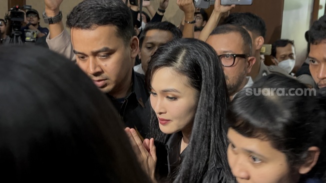 Bertemu Suami, Begini Penampakan Sandra Dewi saat Hadiri Sidang Harvey Moeis
