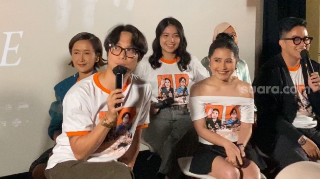 Dikta Wicaksono dan Prilly Latuconsina dalam konferensi pers film Bolehkah Sekali Saja Kumenangis yang digelar di kawasan MH. Thamrin, Jakarta Pusat, Kamis (10/10/2024). [Suara.com/Tiara Rosana]