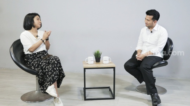 Calon Wakil Gubernur Jawa Timur nomor urut 2, Emil Elestianto Dardak, saat podcast di kantor Suara.com, Jalan Mega Kuningan, Jakarta Selatan, Kamis (10/10/2024). [Suara.com/Ramadhani Ari Nugroho]