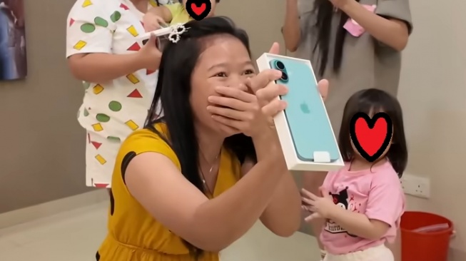 Hadiah Tak Terduga! Majikan Berhati Mulia Beri Kejutan iPhone 16 Untuk 2 ART-nya!