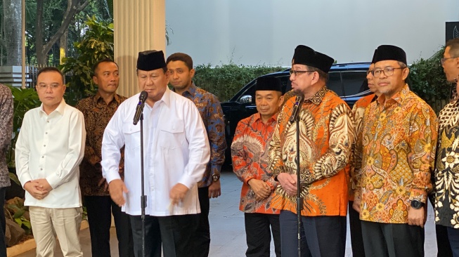 Ketum Gerindra Prabowo Subianto menerima Ketua Majelis Syura PKS Salim Segaf Jufri bertemu bertemu di Jalan Kertanegara IV Jakarta, Jumat (11/10/2024). [Suara.com/Faqih]