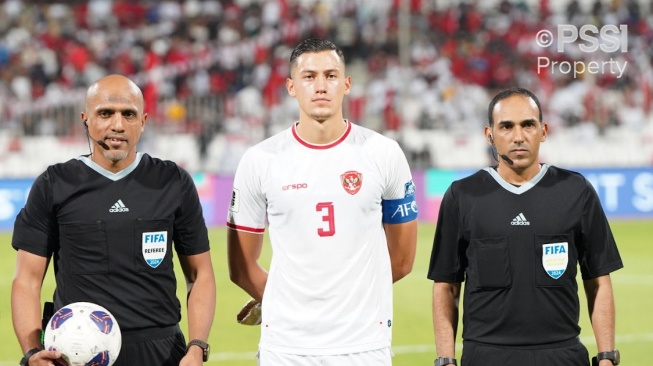 Wasit asal Oman, Ahmed Al Kaf (kiri) memimpin laga Bahrain vs Timnas Indonesia dalam matchday ketiga Grup C putaran ketiga Kualifikasi Piala Dunia 2026 zona Asia di Stadion Nasional Bahrain, Kamis (10/10/2024) malam WIB. [Dok [PSSI]