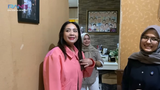 Nagita Slavina mengunjungi rumah karyawan Rans Entertainment, Livia Junita alias Mpok Livia (YouTibe/Rans Entertainment)