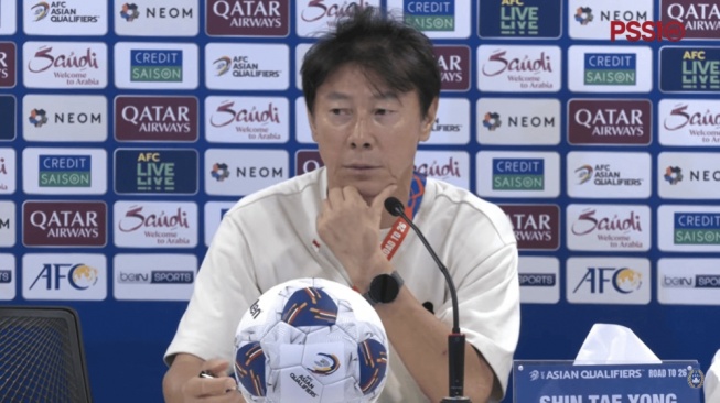 Shin Tae-yong saat sesi konferensi pers setelah laga Bahrain vs Indonesia yang berakhir imbang 2-2 di Stadion Bahrain National Stadium, Kamis (10/10/2024). (Tangkapan layar official YouTube PSSI/PSSI TV)