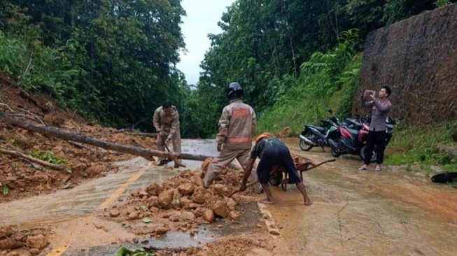 Jalan Nasional Perbatasan Indonesia-Malaysia Lumpuh Akibat Longsor! Begini Kondisinya Sekarang