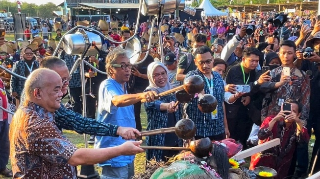 Wagub DIY, KGPAA Paku Alam X dan para seniman membuka FKY 2024 di Yogyakarta, Kamis (10/10/2024). [Kontributor Suarajogja.id/Putu]