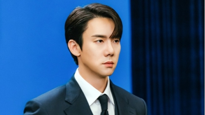 Penuh Pesona, Yoo Yeon Seok Jadi Jubir Termuda Kepresidenan di Drama Terbarunya