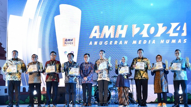 Penyerahan penghargaan pada ajang Anugerah Media Humas (AMH) 2024. (Dok: Telkom)