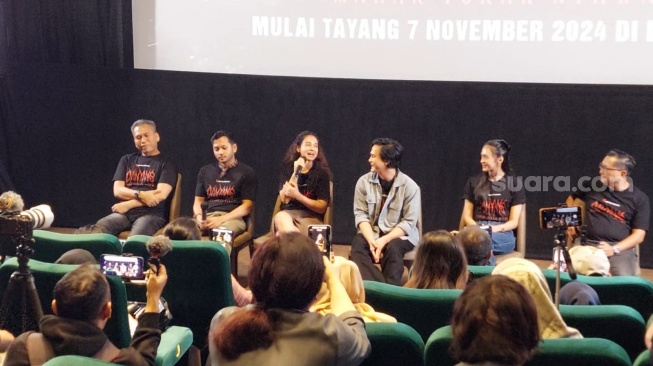 Sahila Hisyam, Bhisma Mulia, dan cast film Danyang di kawasan Pasar Senen, Jakarta Pusat pada Jumat (11/10/2024). [Suara.com/Rena Pangesti]