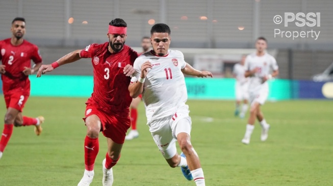 Penyerang Timnas Indonesia, Ragnar Oratmangoen berduel dengan pemain Bahrain dalam matchday ketiga Grup C putaran ketiga Kualifikasi Piala Dunia 2026 zona Asia di Stadion Nasional Bahrain, Kamis (10/10/2024) malam WIB. [Dok [PSSI]