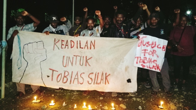 Seribu Lilin Dinyalakan, Aksi Damai Solidaritas Keadilan untuk Tobias Silak Digelar di Nabire